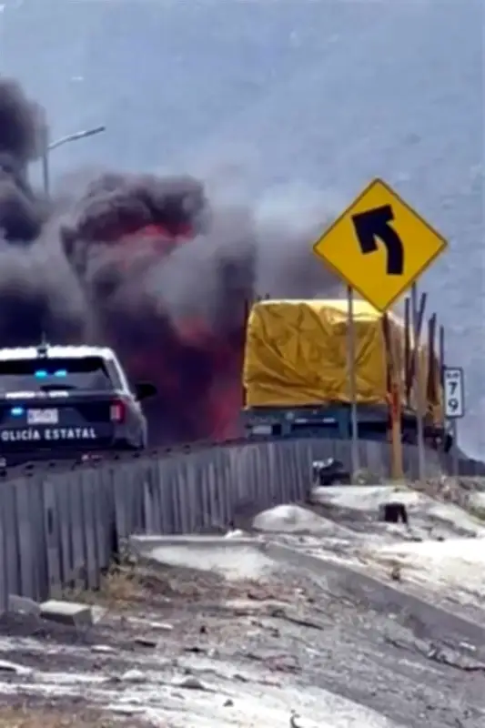 Incendio de tráiler en autopista a Saltillo provoca caos vial y evacuaciones
