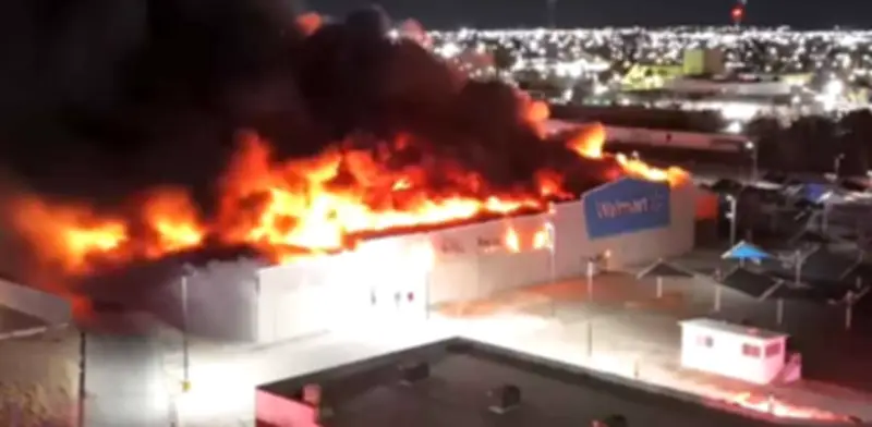 Incendio devasta supermercado Walmart en Delicias, Chihuahua; reportan pérdida total