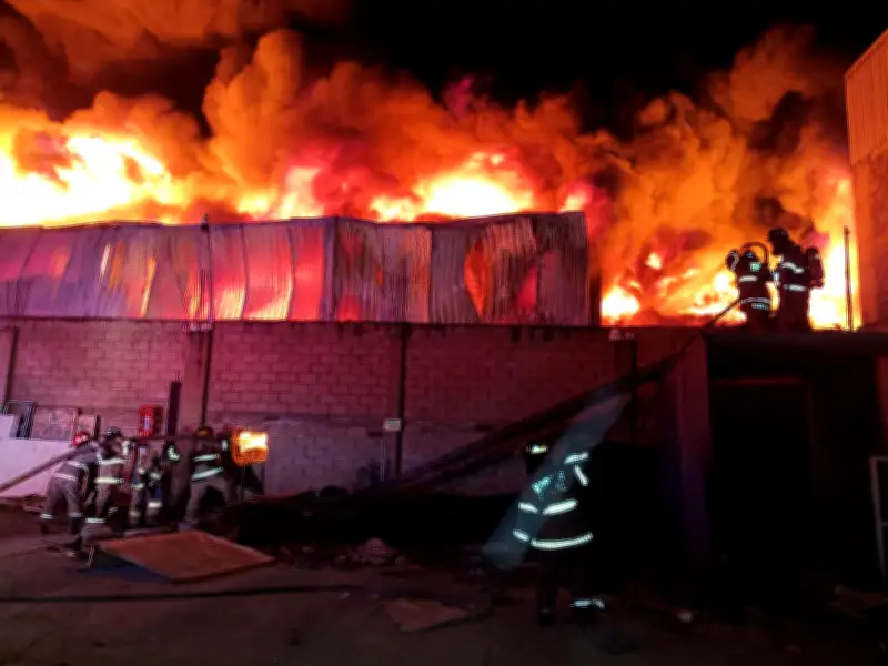 Incendio en fábrica de Ecatepec moviliza a más de 300 elementos de emergencia