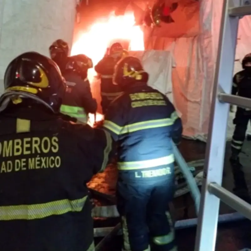 Incendio en La Merced: Bomberos combaten fuego frente al Mercado de Sonora en CDMX