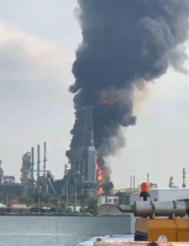 Incendio en Refinería Dos Bocas está controlado; no hay lesionados: Sheinbaum