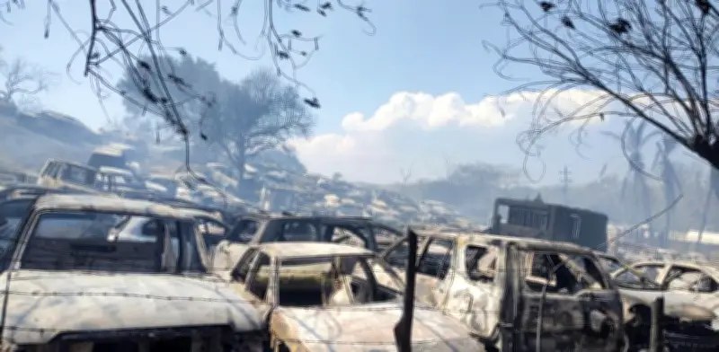 Incendio masivo consume 700 vehículos en corralón de Acapulco tras siete horas de combate