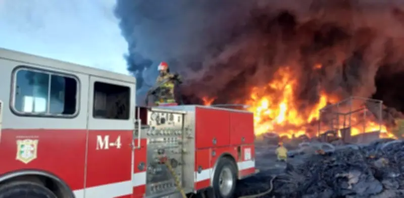 Incendio voraz en empresa de Gómez Palacio moviliza a emergencias por horas