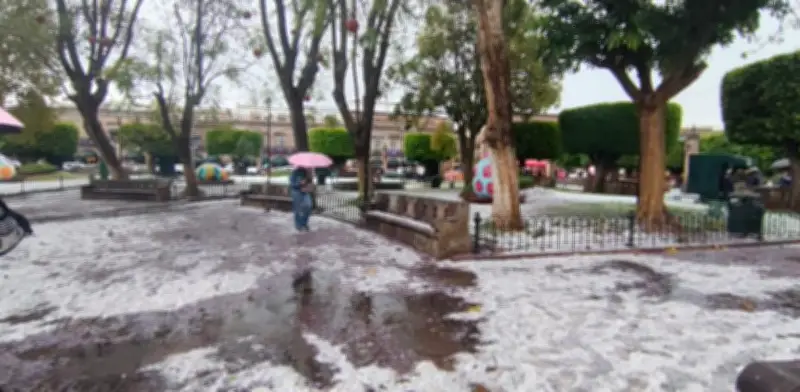 Inesperada granizada cubre Morelia de blanco sin causar daños mayores