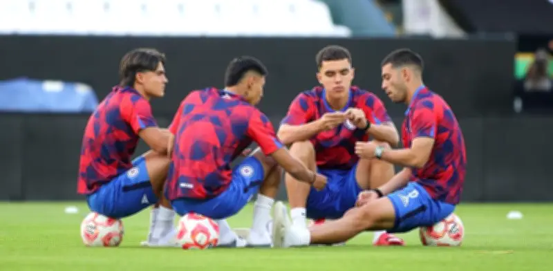 Insólito: Jugadores de Cruz Azul salen a pie del Estadio Banorte tras el Clásico Joven