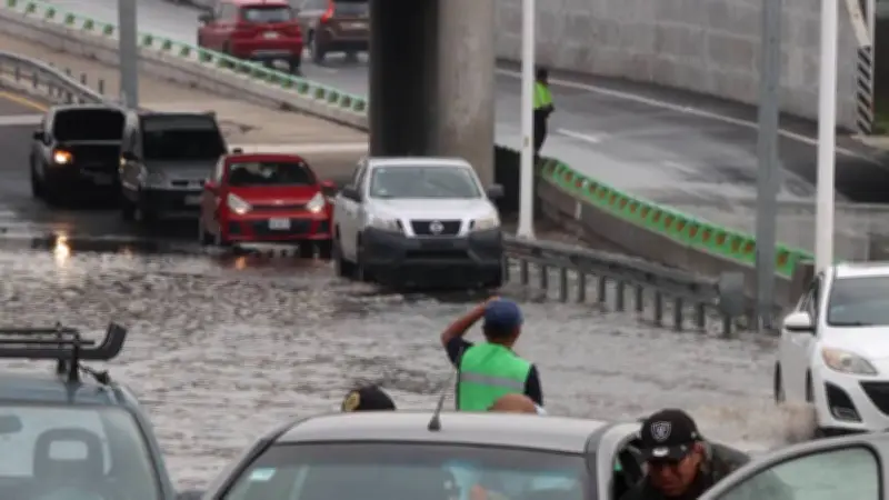 Inundación en Ejército Nacional causa caos vial en Polanco y afecta regreso a clases