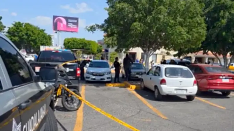 Investigan a policías por omisión tras balacera en plaza de Guadalajara