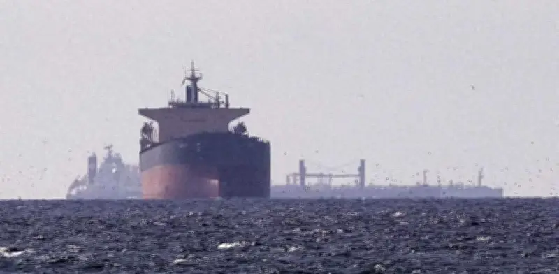 Irán cierra nuevamente el Estrecho de Ormuz tras ataque a petrolero y acusa a EU de piratería