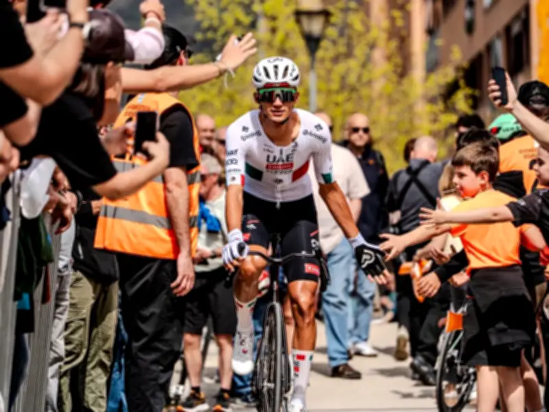 Isaac del Toro ataca pero cede terreno en la Itzulia Basque Country 2026