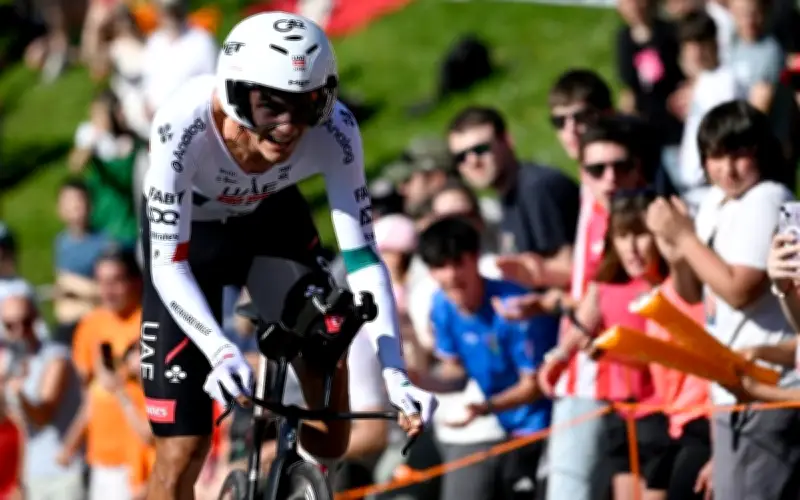 Isaac del Toro se retira de la Itzulia tras sufrir una caída en la tercera etapa