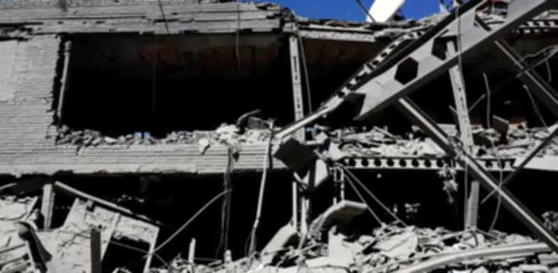 Israel advierte a iraníes evitar trenes ante inminente ataque; Irán habla de etapa crítica en negociaciones