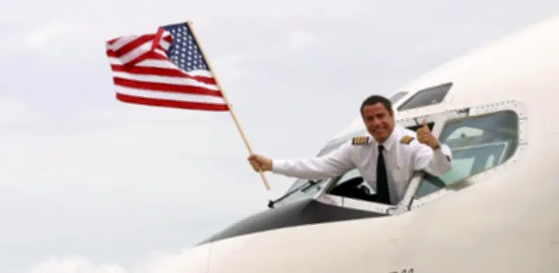 John Travolta debutará como director en Cannes con 'Vuelo nocturno a Los Ángeles'