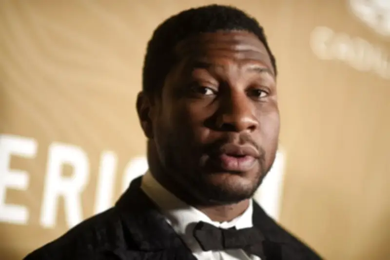 Jonathan Majors Sufre Caída en Set de Filmación; Equipo Exige Mejoras en Seguridad
