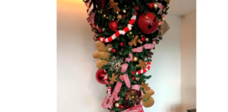 José Eduardo Derbez genera polémica con su árbol navideño invertido en redes sociales