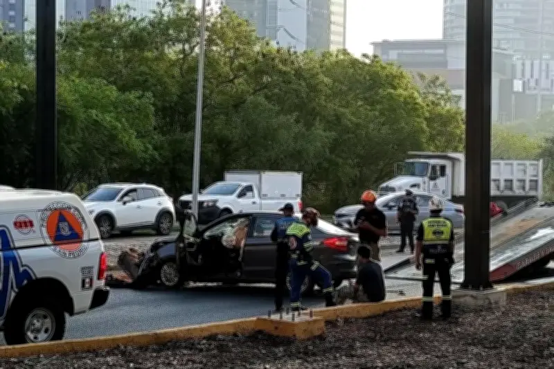 Joven estrella su auto contra base de señalización en Monterrey