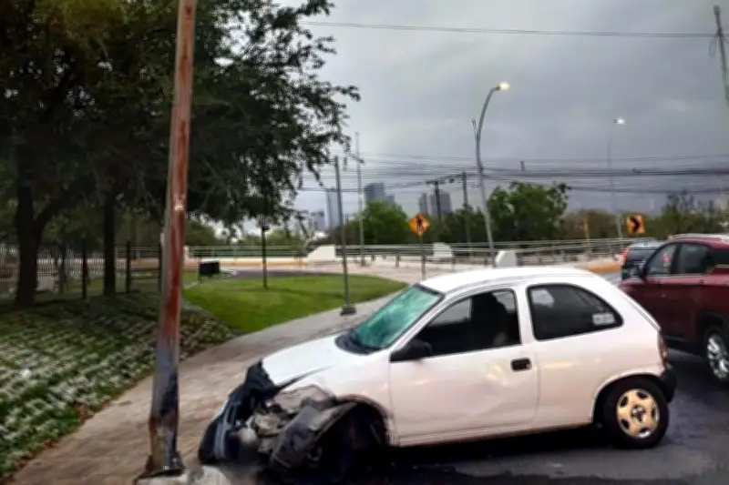 Joven sufre lesiones tras impactar su vehículo en San Pedro Garza García