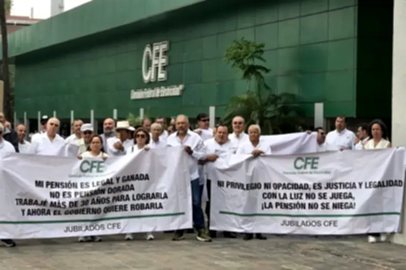 Jubilados de la CFE protestan en Avenida Alfonso Reyes por pensiones y derechos