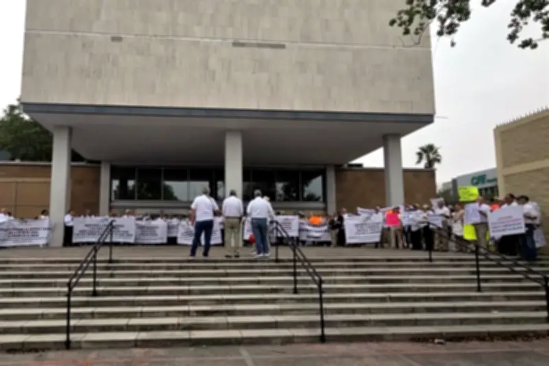 Jubilados de la CFE protestan y cierran Alfonso Reyes en demanda de pensiones dignas