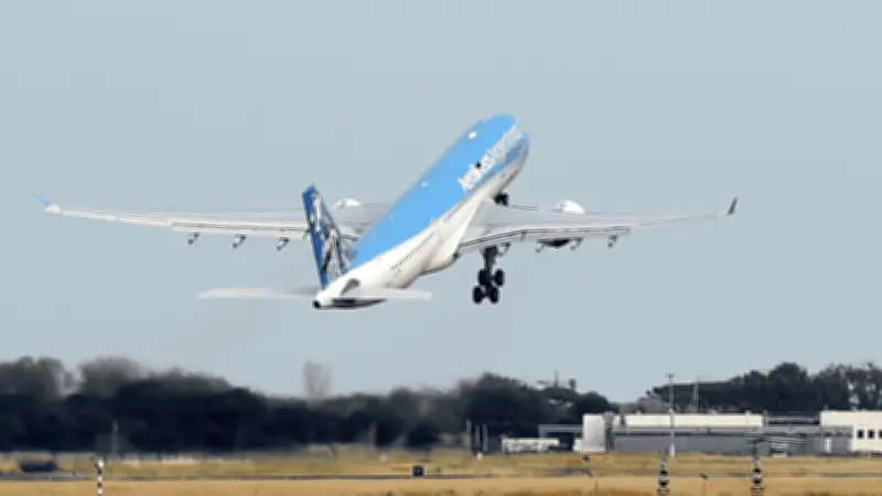 Jugador argentino detenido tras gritar 'bomba' en aeropuerto, club evalúa sanción