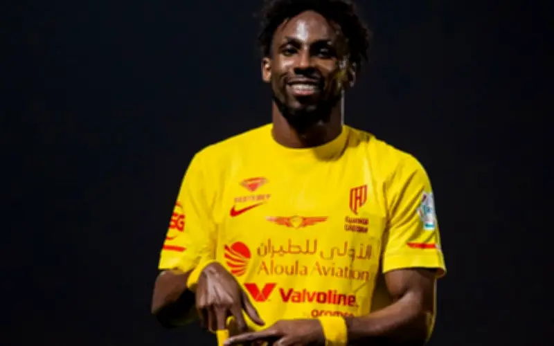 Julián Quiñones lidera la tabla de goleo en Arabia con doblete en clásico