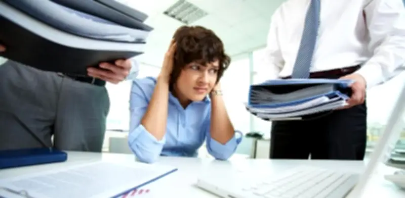 Jóvenes mexicanos sufren agotamiento persistente fuera del trabajo