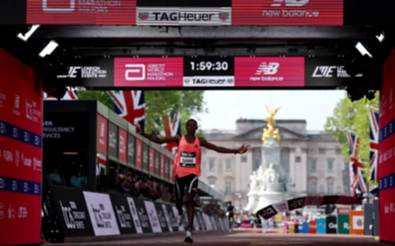 Keniano Sabastian Sawe rompe récord de dos horas en maratón de Londres 2026