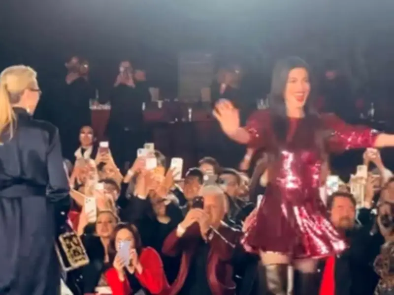 La Era del Vacío: Multitud en CDMX Graba a Streep y Hathaway en Ritual Digital