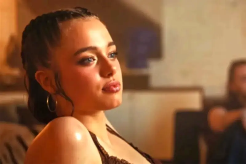 La hija de Angelina Jolie deslumbra en su debut musical con una belleza cautivadora