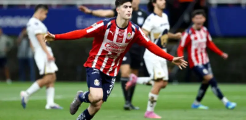 La Hormiga González salva a Chivas con doblete ante Pumas en dramático empate