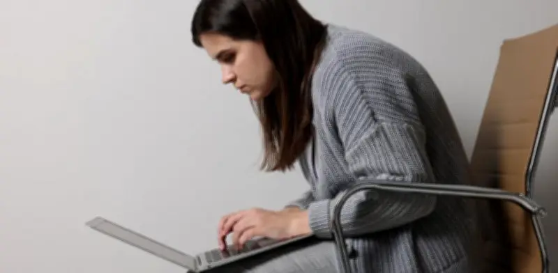 La 'joroba de búfalo': cómo el estrés y el cortisol afectan tu espalda