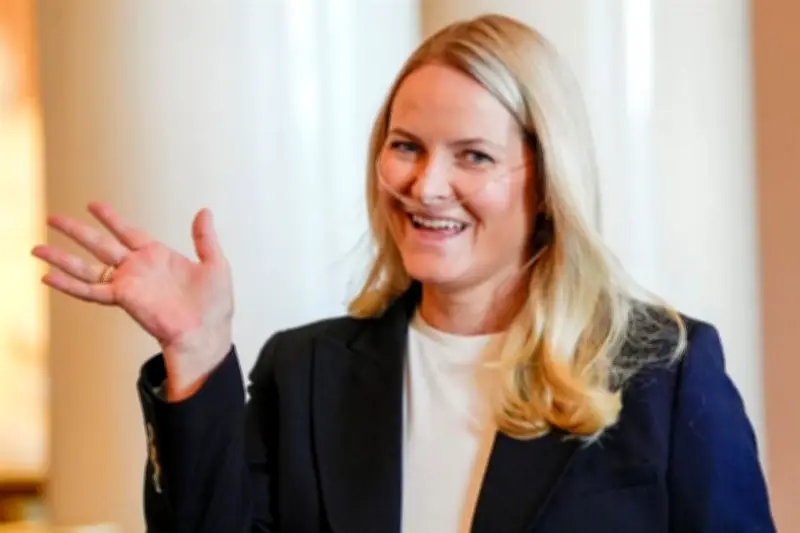 La princesa Mette-Marit reaparece en acto oficial con oxígeno en Oslo