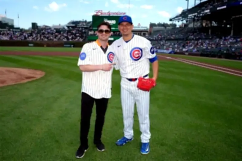 Lanza 'Pato' O'Ward primera bola en Wrigley Field