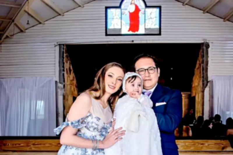 Lara Checa y Carlos Gutiérrez celebran el bautizo de su hija en emotiva ceremonia familiar
