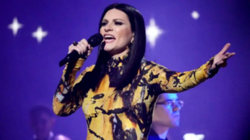 Laura Pausini usa oxígeno en concierto en Quito y preocupa a sus fans