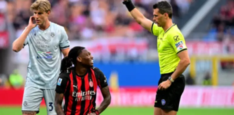 Leao recibe tarjeta amarilla tras aplaudir al árbitro, quien le devuelve el gesto