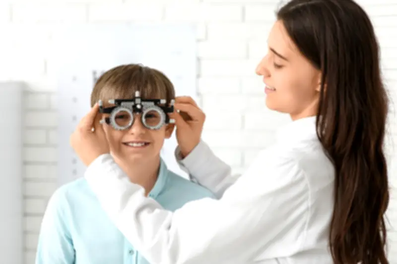 Lentes gratis para niños de primaria: programa Vive Saludable