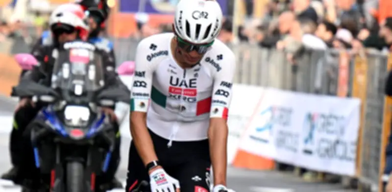 Lesión de Isaac del Toro pone en riesgo su participación en el Tour de Francia 2026