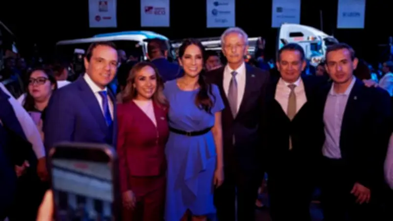 Libia Dennise inaugura Sala C5 del Poliforum en León, Guanajuato