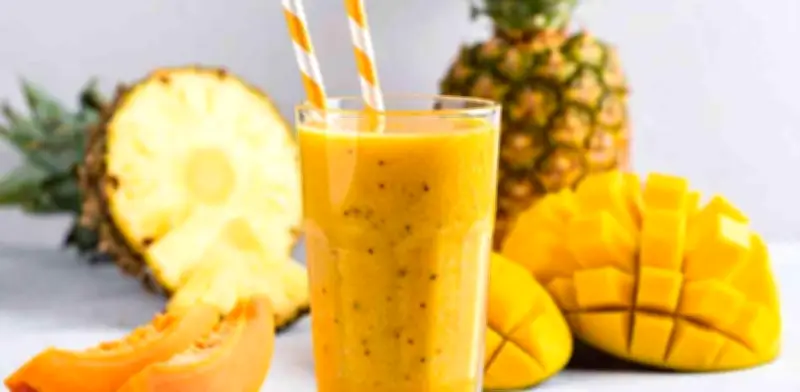 Licuado de Papaya, Piña y Mango: Un Desayuno Tropical Rico en Antioxidantes Naturales