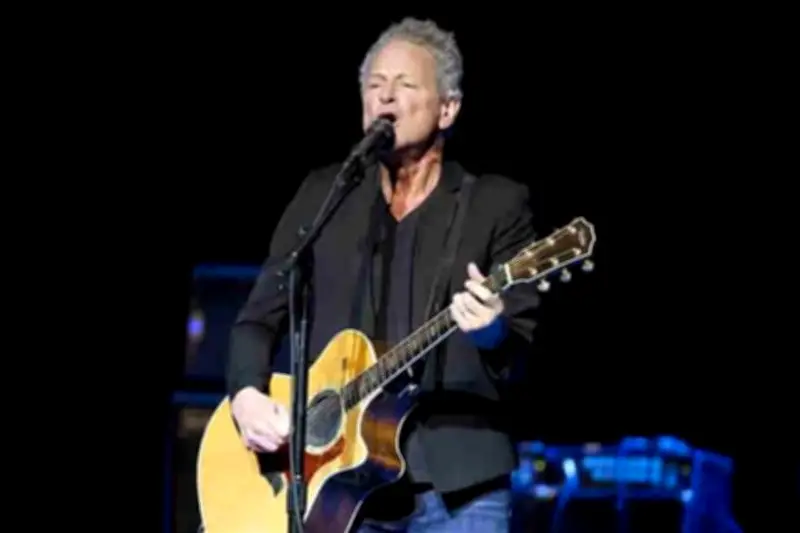 Lindsey Buckingham, ex Fleetwood Mac, es atacado por una mujer en Santa Mónica
