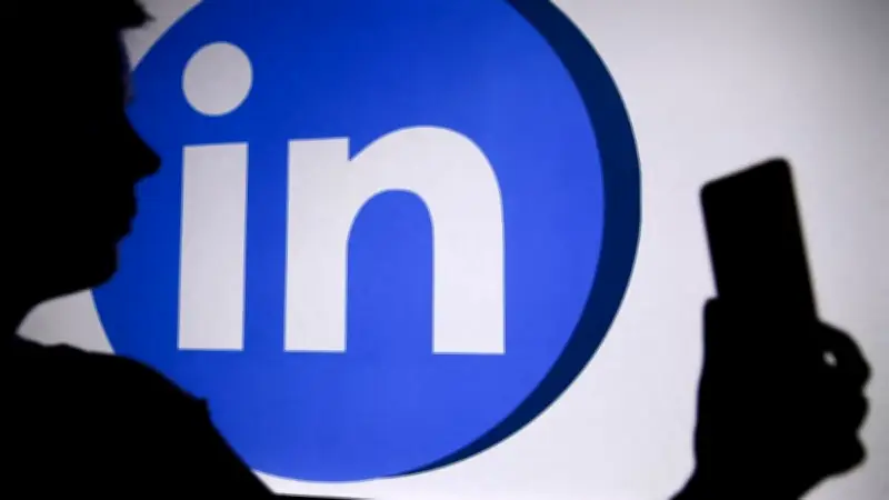 LinkedIn inyectó código malicioso a usuarios durante años, revela informe de seguridad