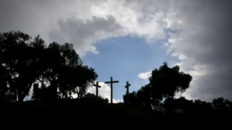 Listas las Tres Cruces para la Pasión de Cristo en Iztapalapa, Cerro de la Estrella