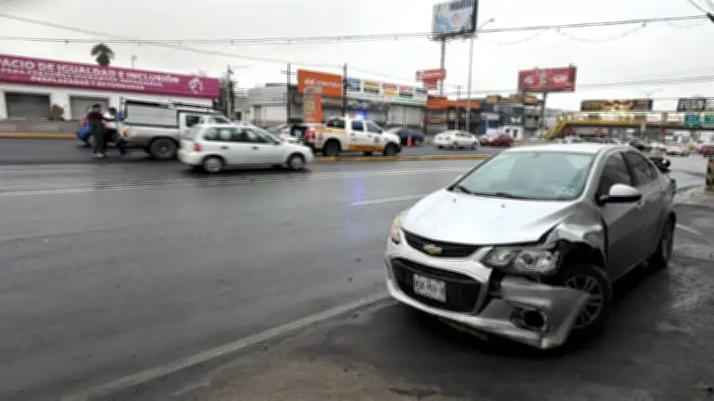 Llanta se desprende de camión y golpea auto en avenida Gonzalitos, Monterrey
