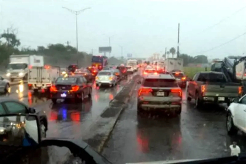 Lluvias intensas azotan la Ciudad de México, reportan encharcamientos generalizados