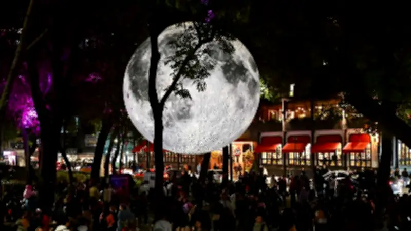 Luna gigante de Reforma se desinfla por falla eléctrica, causando sorpresa en CDMX