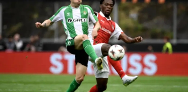 Álvaro Fidalgo recibe duras críticas de la afición del Betis tras partido en Europa League