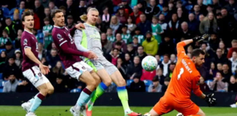 Manchester City asalta el liderato de la Premier League en batalla al rojo vivo