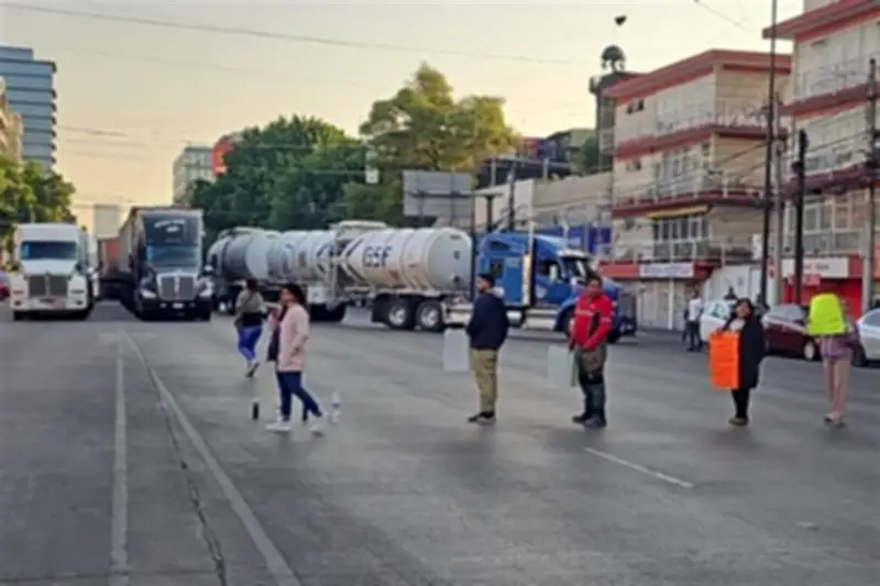 Manifestantes Bloquean Avenida Revolución en Mixcoac, Exigen Soluciones a Problemas Locales