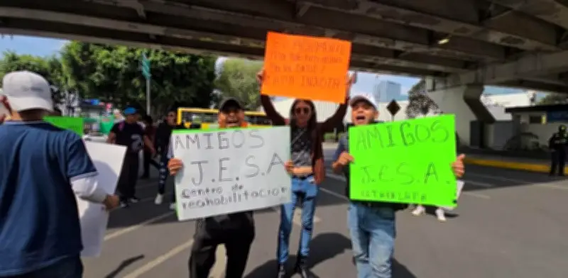 Manifestantes bloquean vialidad en Iztapalapa para exigir reapertura de centro de rehabilitación