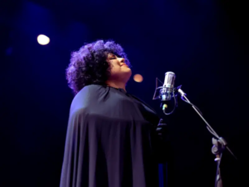 María Katzarava celebra 25 años con residencia íntima en La Cueva de la CDMX